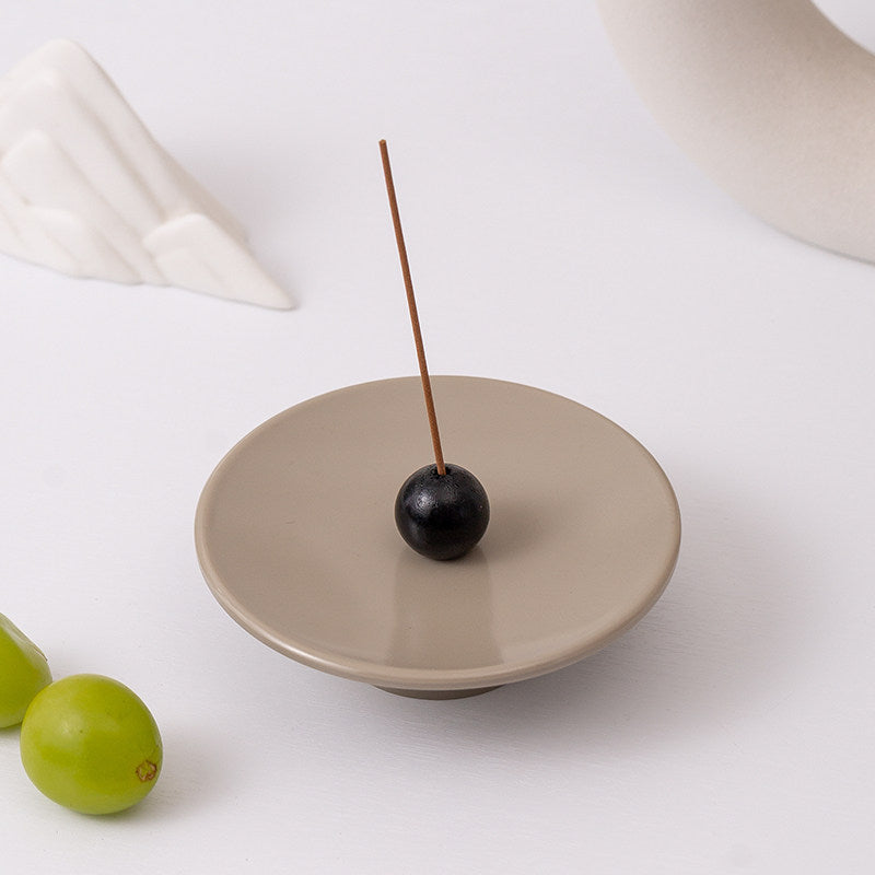 Minimalistischer Räucherstäbchenhalter im Zen-Stil mit dekorativem Design