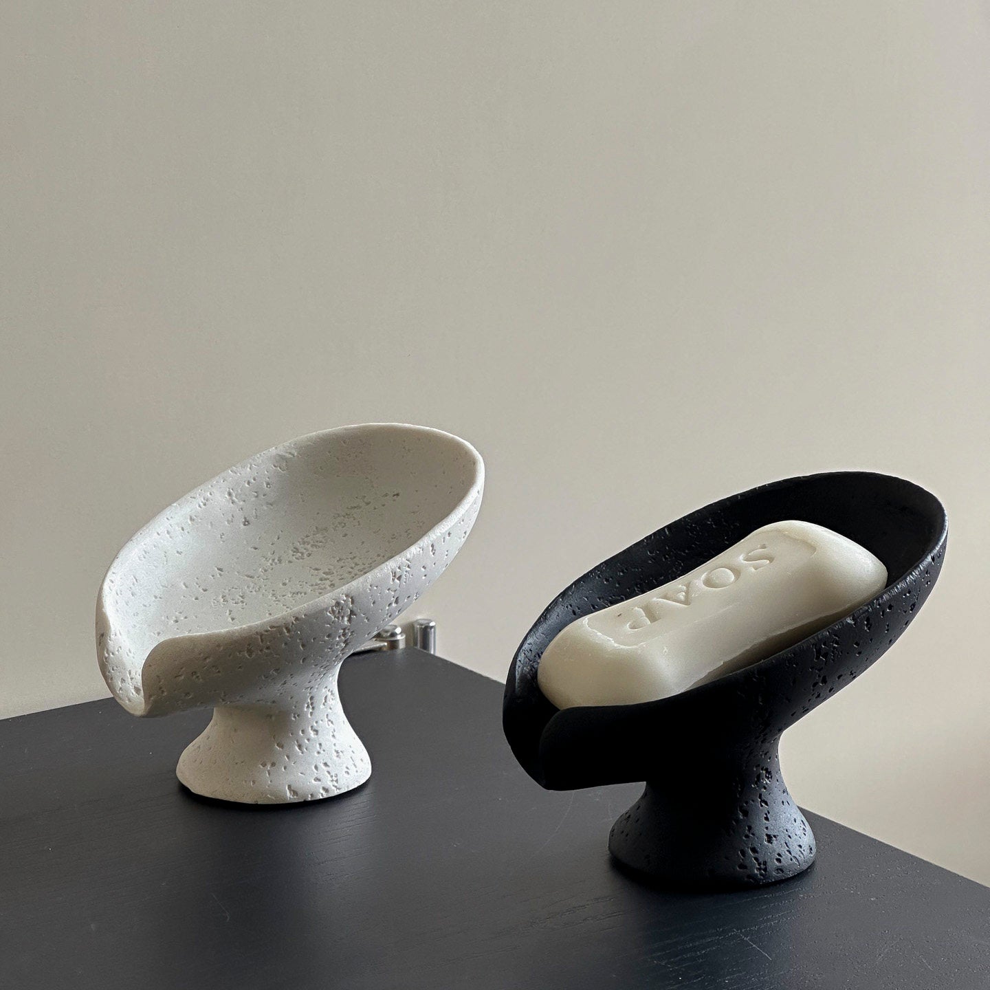 Minimalistische Seifenschale im Wabi-Sabi-Stil – Skulpturales Design mit natürlicher Textur