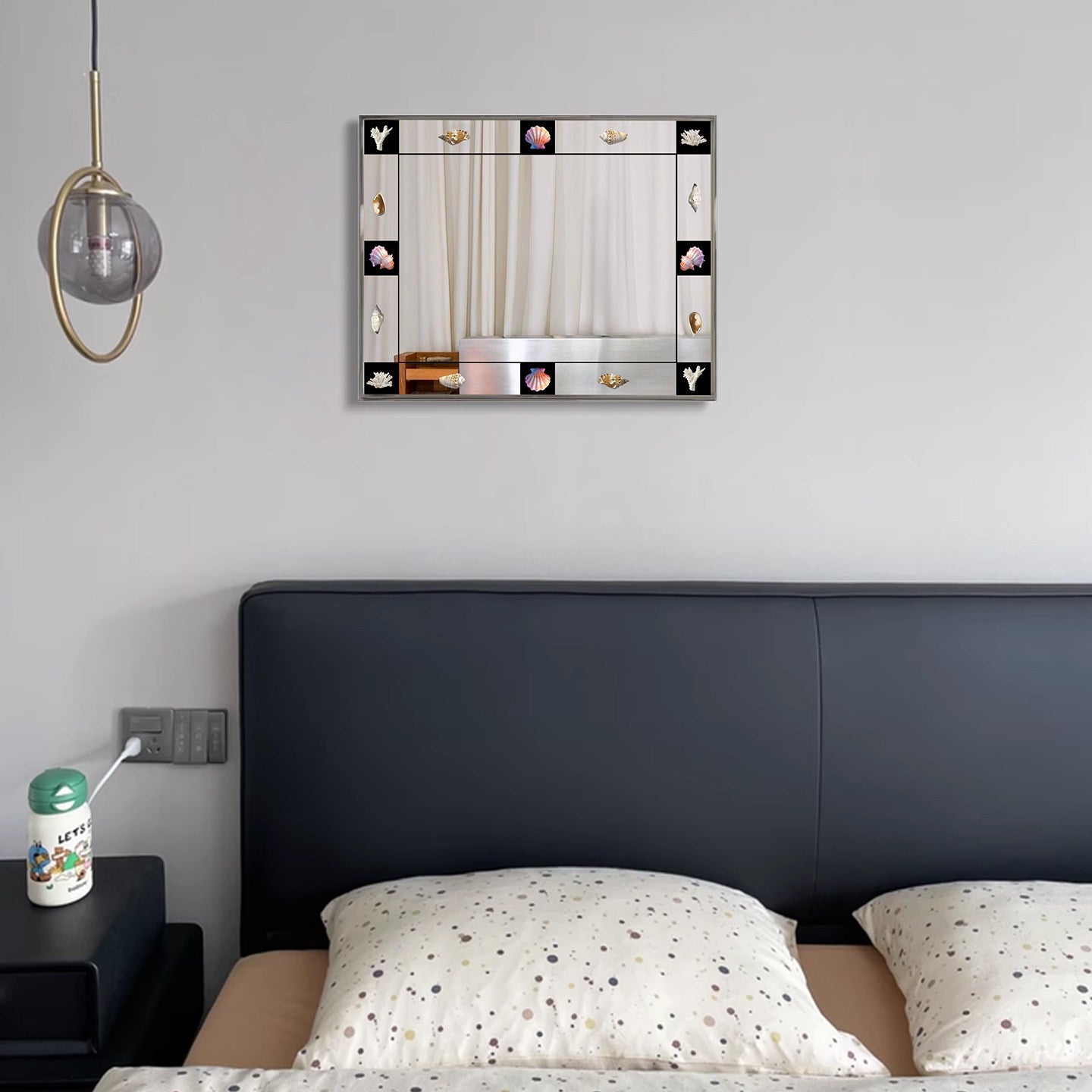 Vintage Bauhaus Wandspiegel – Künstlerischer Dekospiegel mit Muscheldetails & Silberrahmen