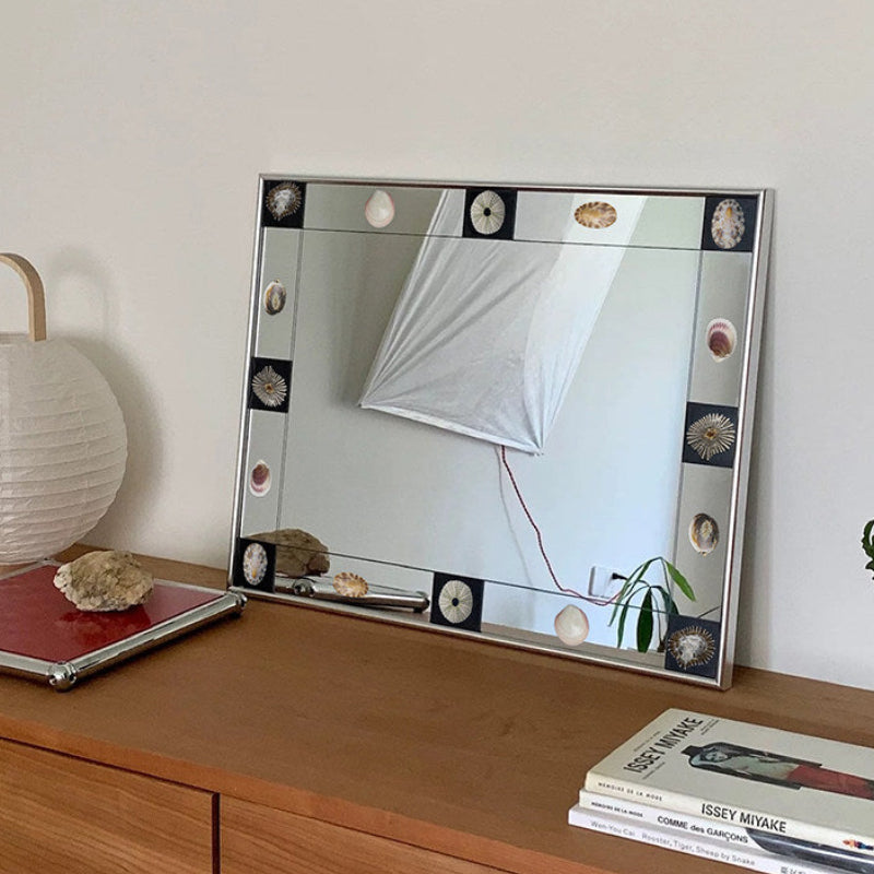 Vintage Bauhaus Wandspiegel – Künstlerischer Dekospiegel mit Muscheldetails & Silberrahmen