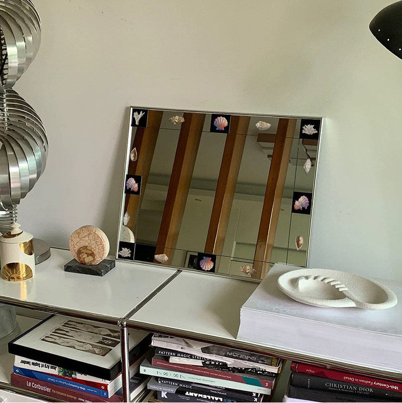 Vintage Bauhaus Wandspiegel – Künstlerischer Dekospiegel mit Muscheldetails & Silberrahmen