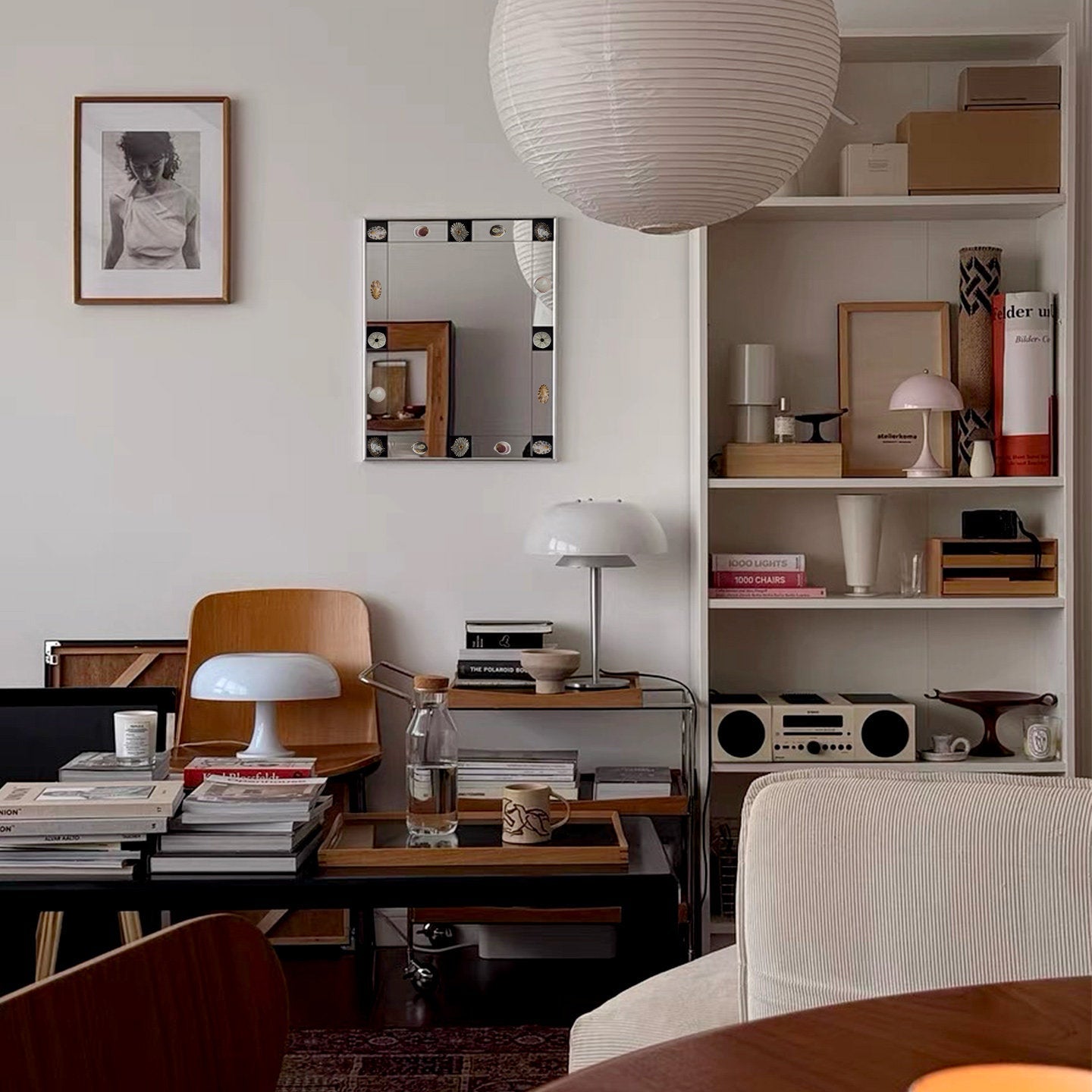 Vintage Bauhaus Wandspiegel – Künstlerischer Dekospiegel mit Muscheldetails & Silberrahmen