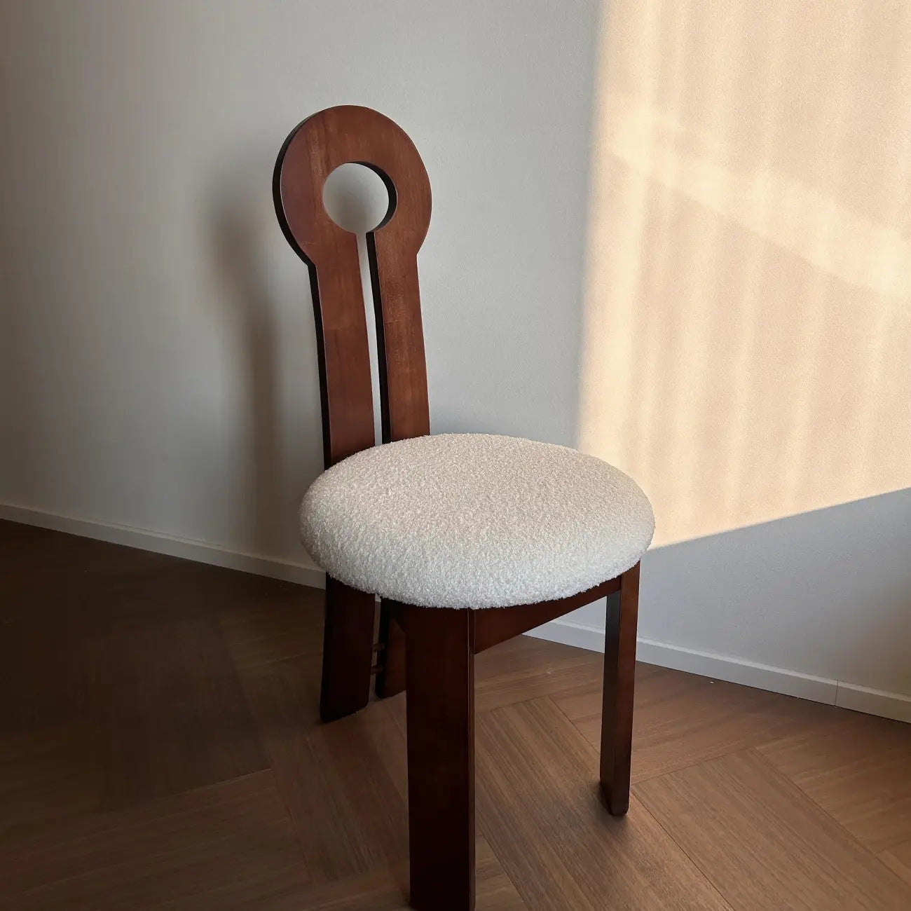Franse vintage zeemeerminfauteuil van massief hout