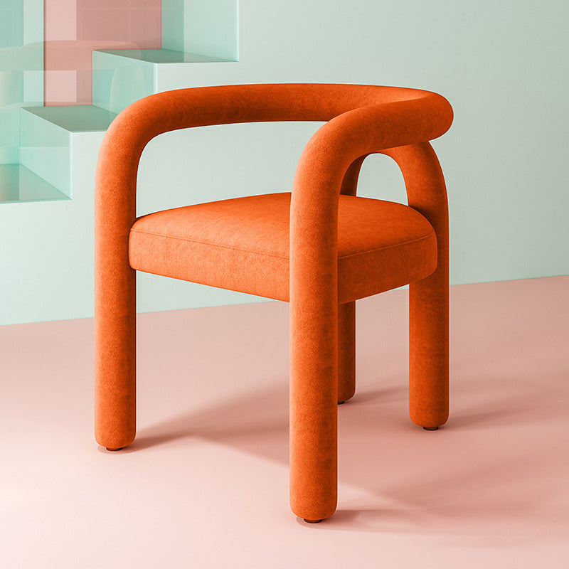 Artistieke loungestoel met gebogen metalen frame