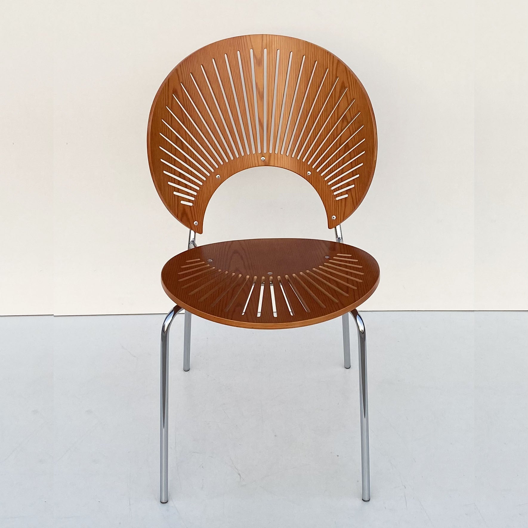 Minimalist Shell-Shaped Solid Wood Dining Chair