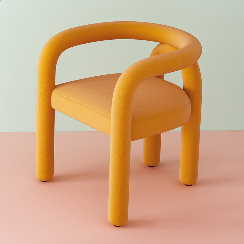 Artistieke loungestoel met gebogen metalen frame