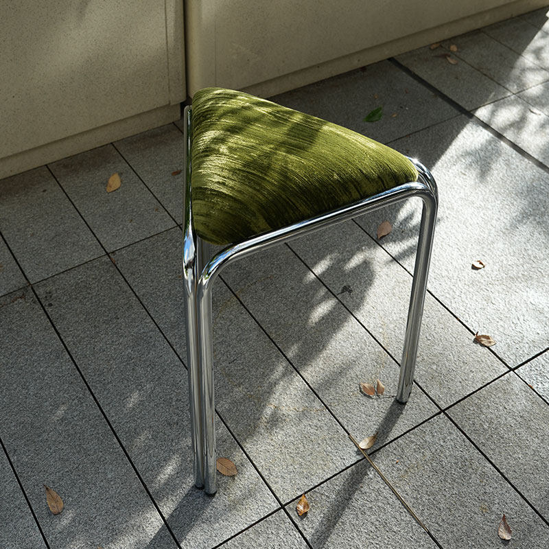Driehoekig stoffen krukje in Bauhaus-stijl