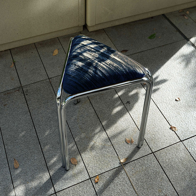 Driehoekig stoffen krukje in Bauhaus-stijl